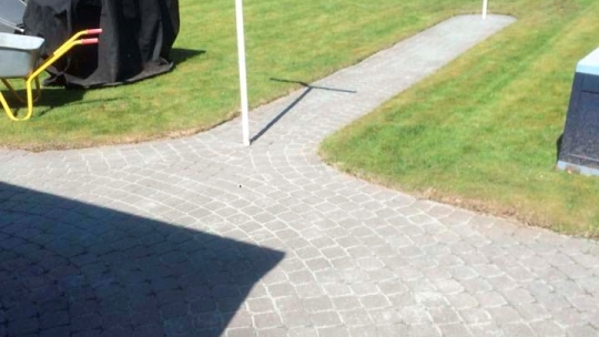 Algebehandling på terrasse i have