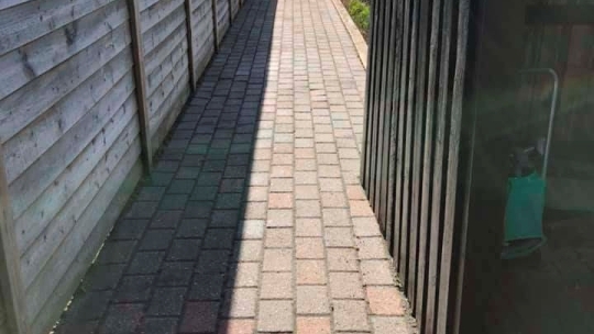 Algebehandling af fliser ved skur og hegn