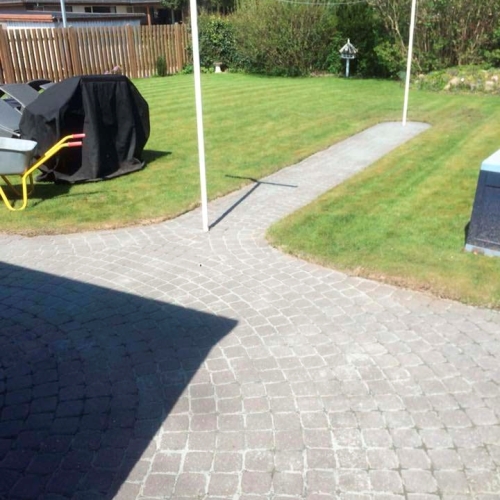 Algebehandling på terrasse i have