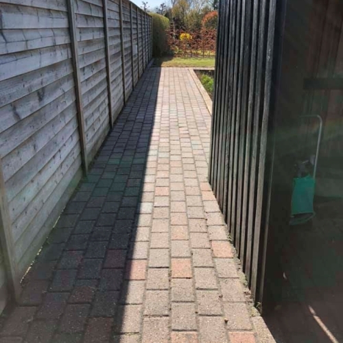 Algebehandling af fliser ved skur og hegn