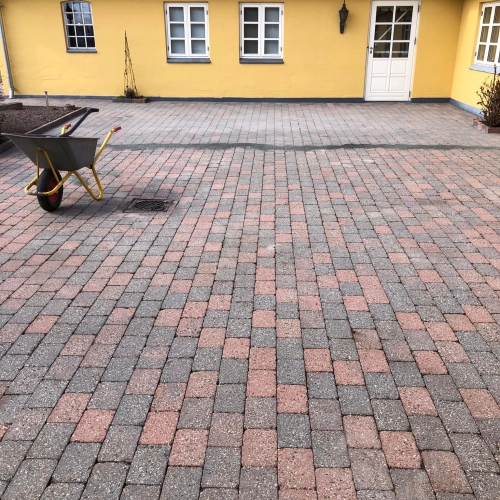 Rene fliser ved gult hus