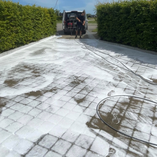 Algebehandling på fliser i indkørsel