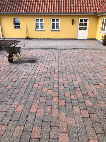 Rene fliser ved gult hus