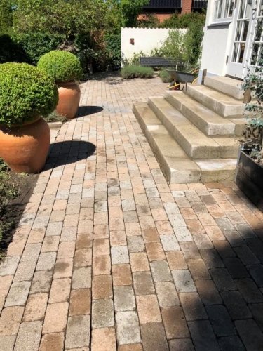 Fliserens af alger på terrasse