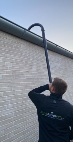 Tagrenderens med støvsuger