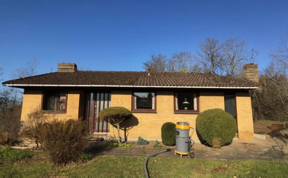 Algebehandling af tag på gult hus